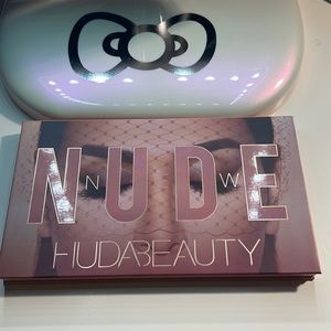 HUDA BEAUTY NUDE PALETTE